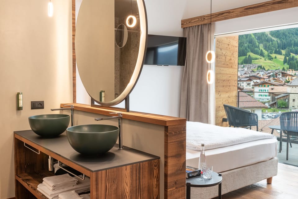 Suite, Hot Tub | Minibar, in-room safe, blackout drapes, soundproofing
