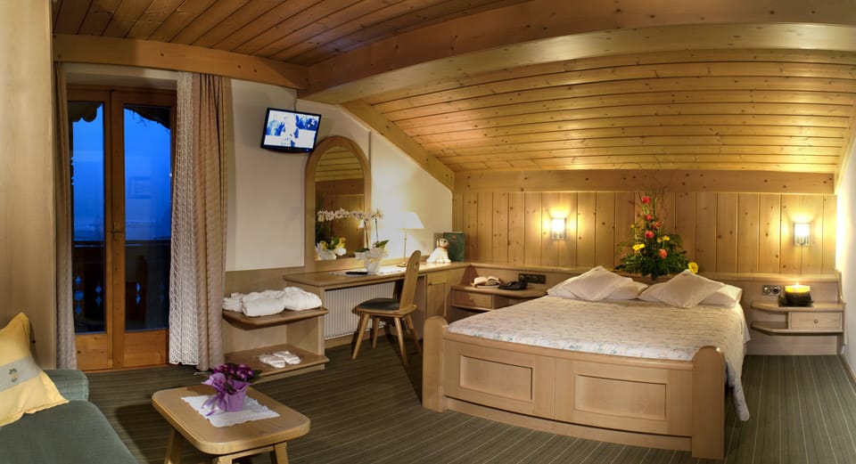 Economy Double Room | Minibar, in-room safe, blackout drapes, soundproofing
