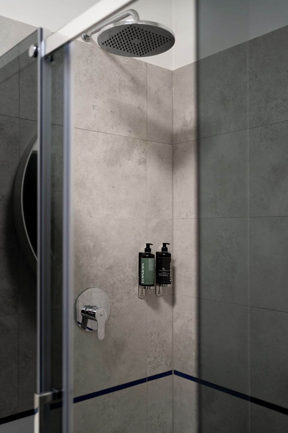 Deluxe Studio Suite, Air conditioning | Bathroom | Shower, free toiletries, hair dryer, towels