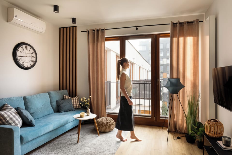 Deluxe Studio Suite, Air conditioning | Living area | Flat-screen TV