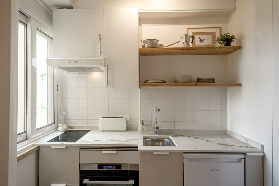 Oven, coffee/tea maker, toaster, cookware/dishes/utensils