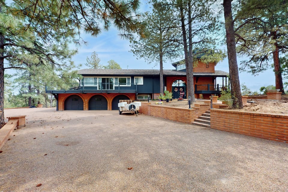 House (5 Bedrooms) | Interior