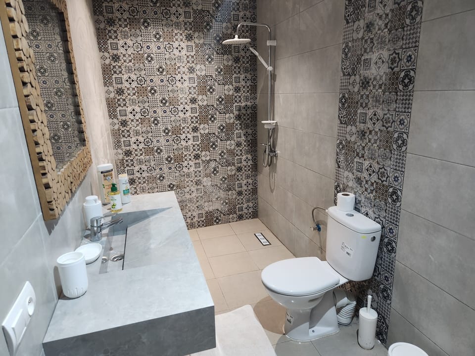 Shower, free toiletries, hair dryer, bathrobes