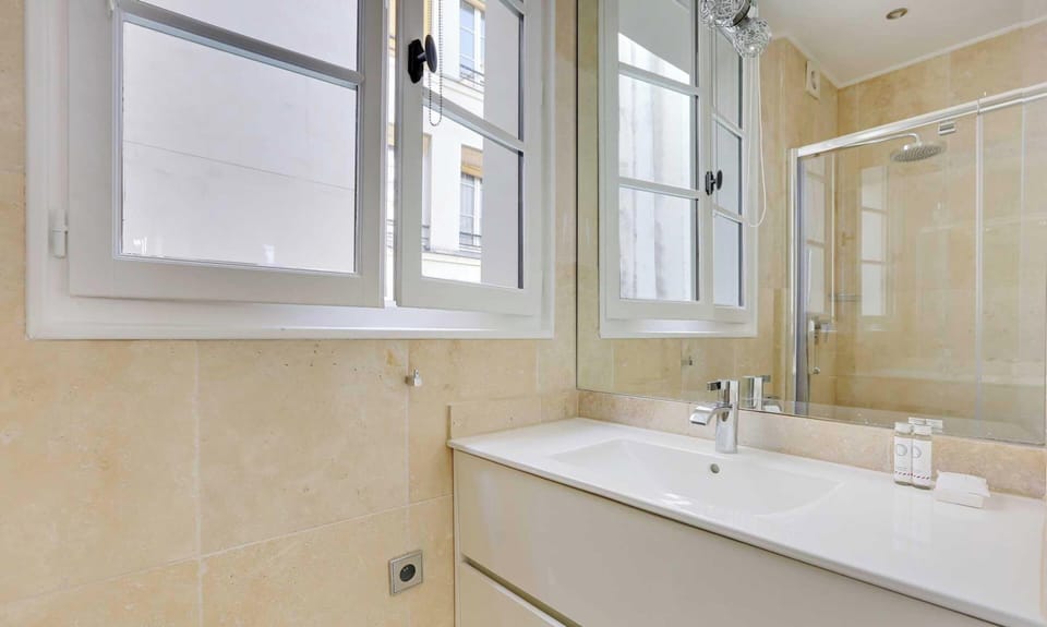 Apartment | Bathroom | Hair dryer, towels, shampoo