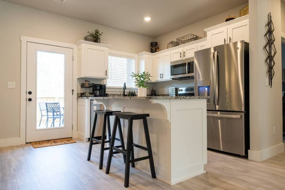 Embracing simplicity and elegance, this kitchen embodies the perfect blend of functionality and style. A tranquil space where every meal becomes a cherished moment.