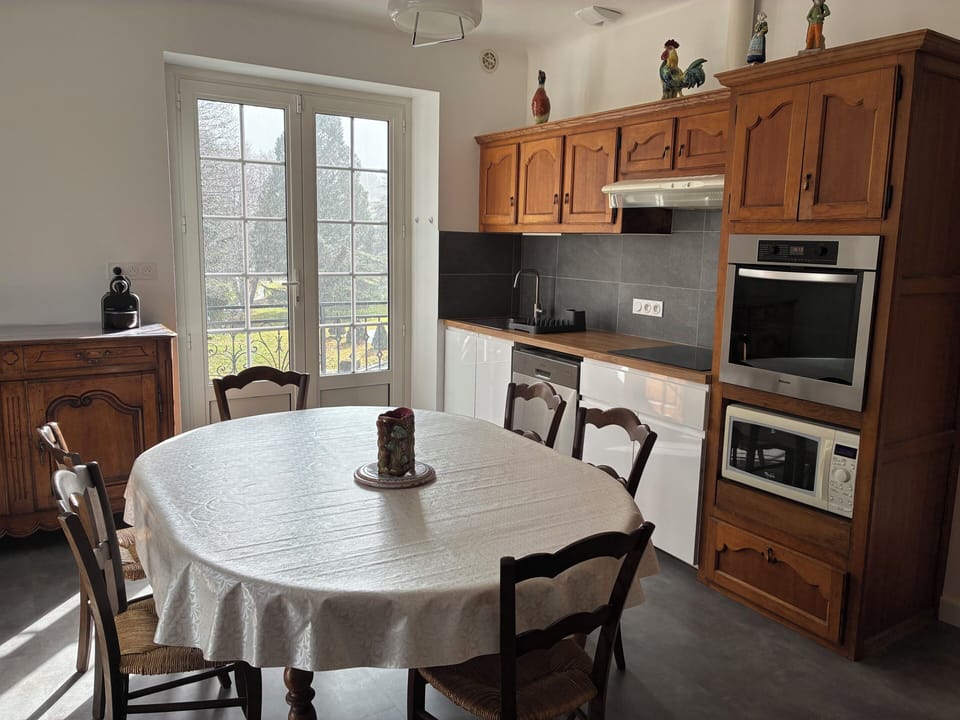 Mixer, toaster oven, cleaning supplies