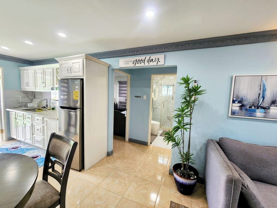 House | Living area | 40-inch Smart TV with digital channels, Netflix, streaming services