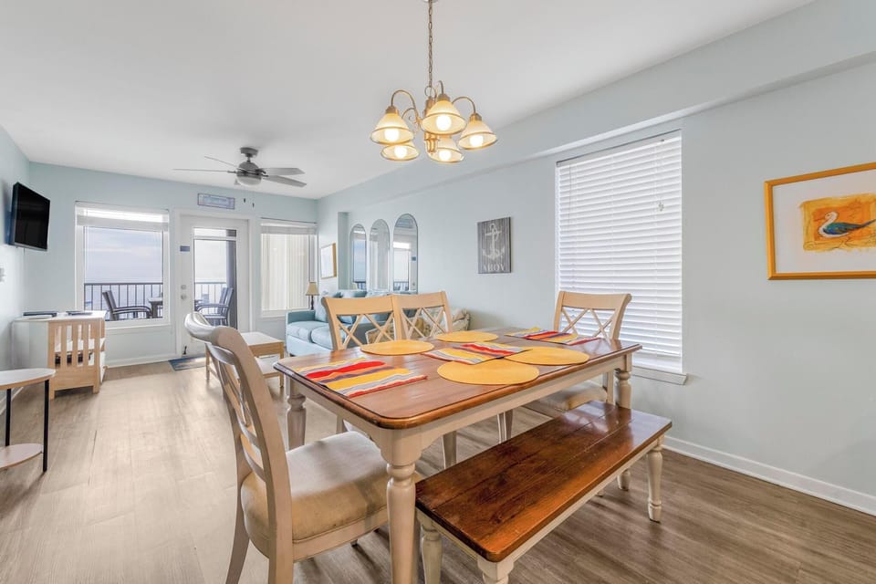 Seating for six at the dining table