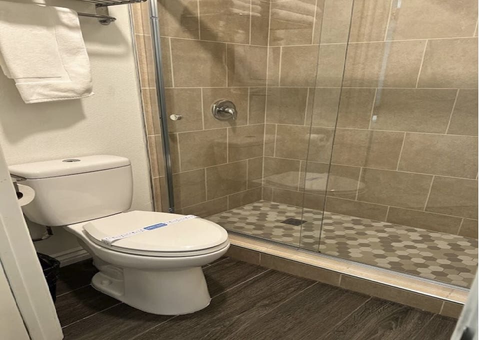 Basic Single Room | Bathroom | Towels