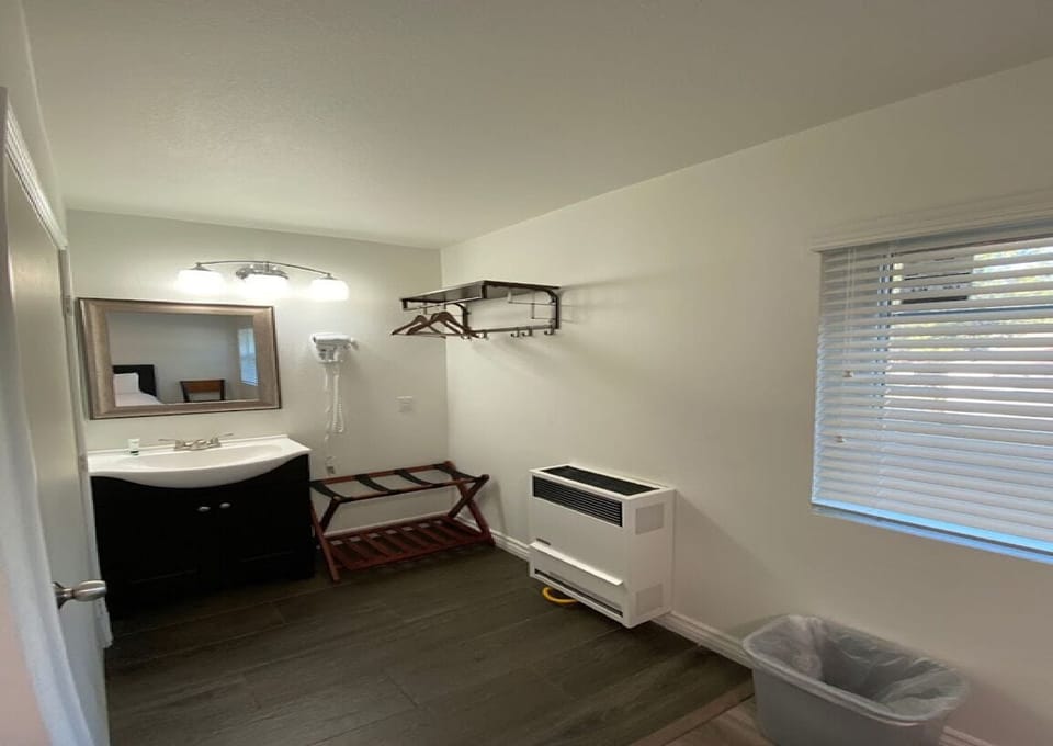 Basic Single Room | Bathroom | Towels