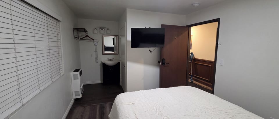 Basic Single Room | Iron/ironing board, WiFi (free), bed sheets