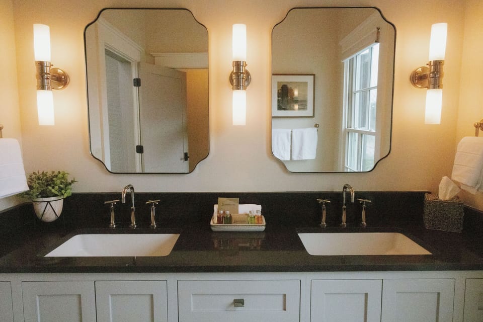 Standard Double Room | Bathroom | Hair dryer, towels, soap, shampoo
