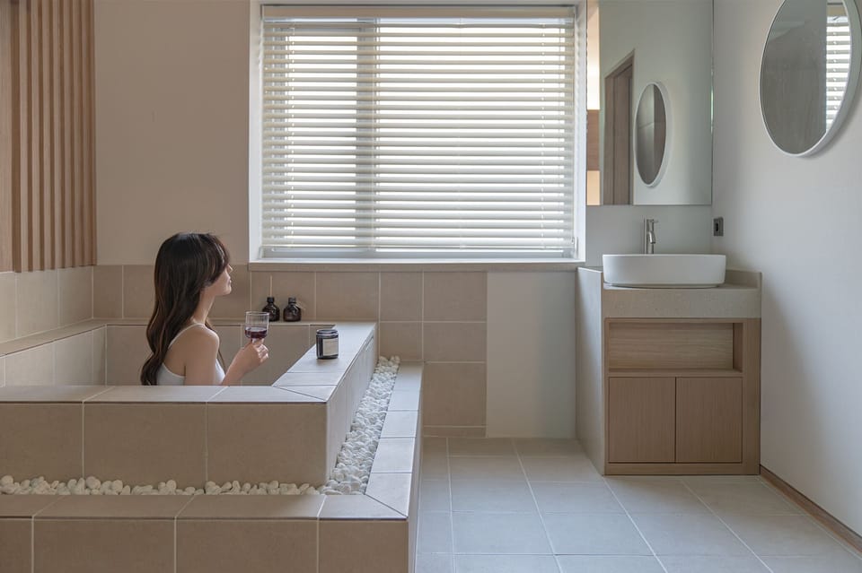 Signature Twin Room, Non Smoking | Bathroom | Shower, hair dryer, towels, soap