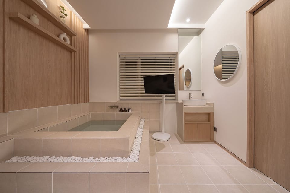Signature Twin Room, Non Smoking | Bathroom | Shower, hair dryer, towels, soap