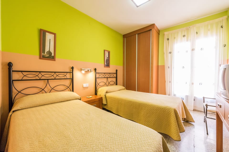 Twin Room | Desk, free WiFi, bed sheets