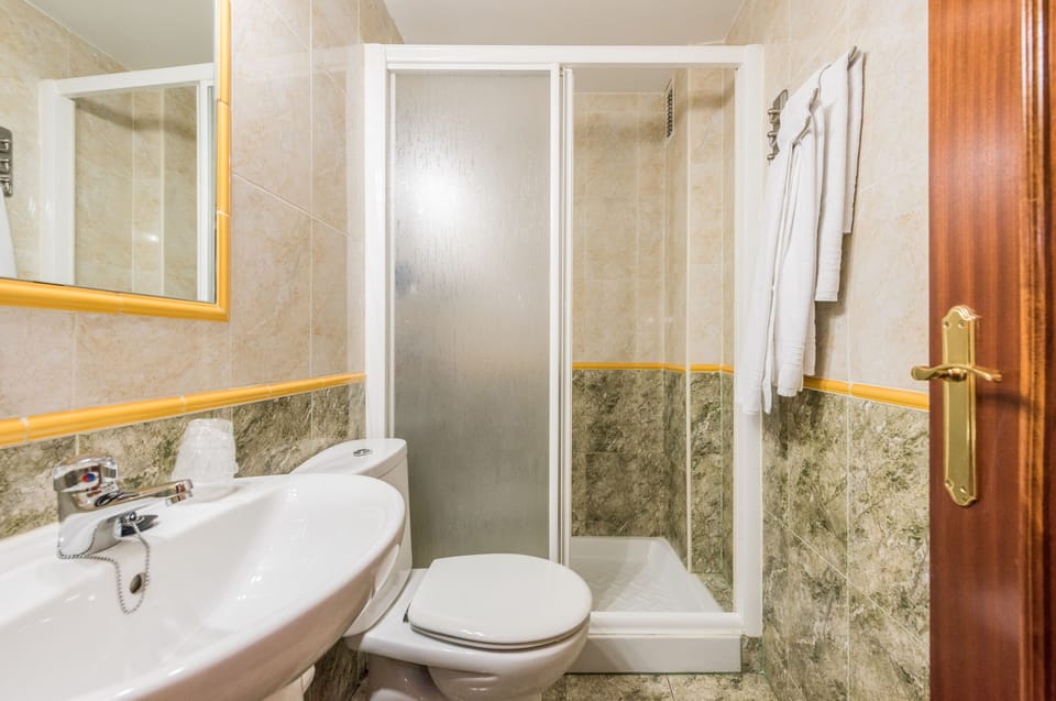 Single Room | Bathroom | Shower, free toiletries, towels
