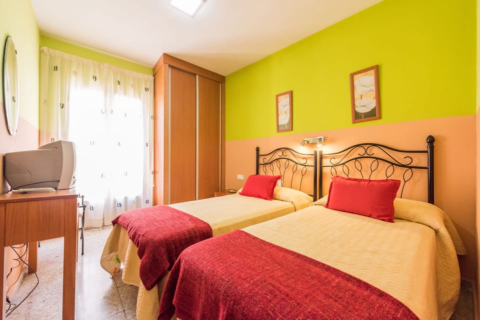Twin Room | Desk, free WiFi, bed sheets