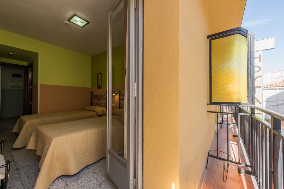 Twin Room | Desk, free WiFi, bed sheets