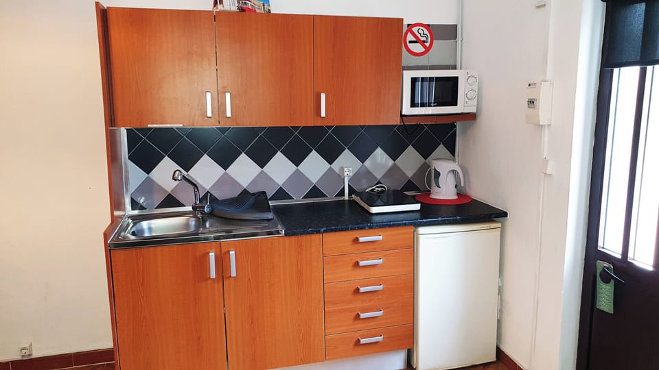 Deluxe Suite, Multiple Beds, Kitchenette | Private kitchenette | Shared fridge, microwave
