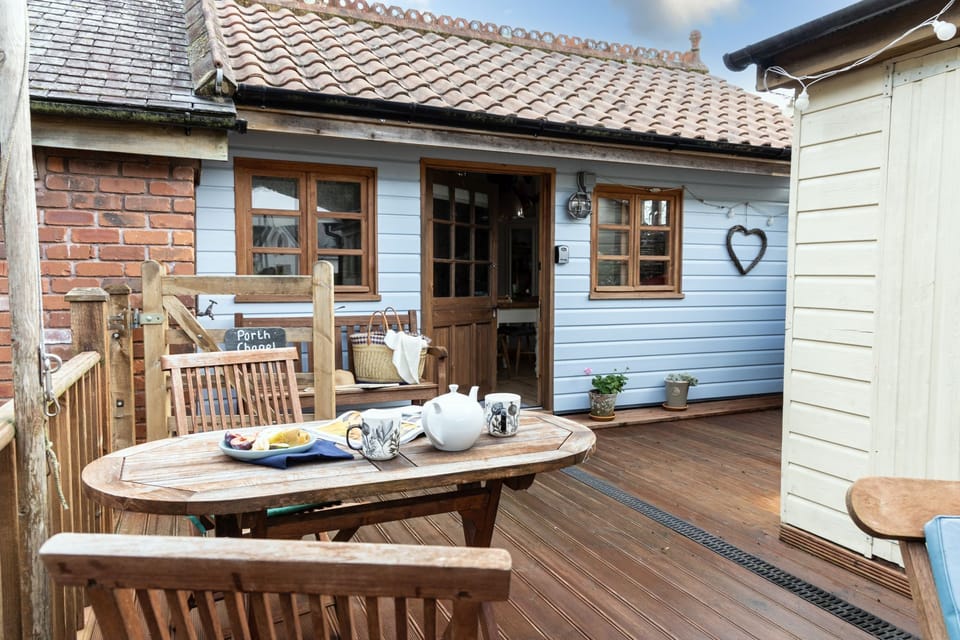 Furnished deck - Porth Chapel