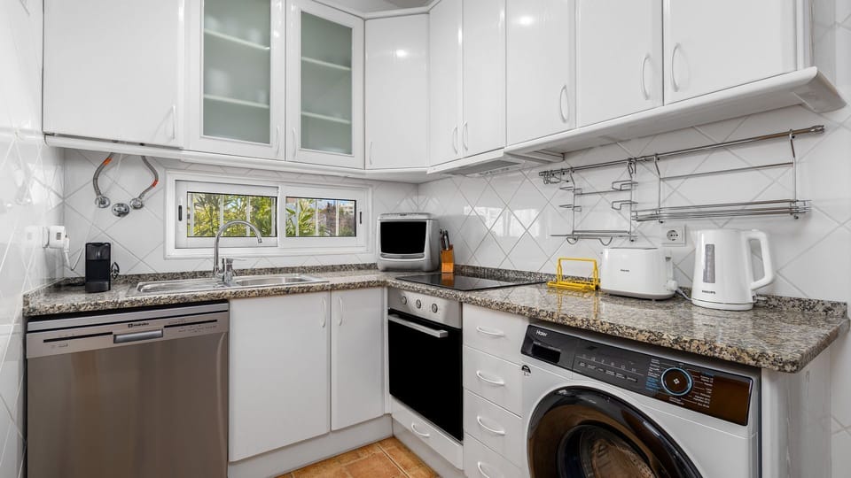 Modern kitchen with all essentials: dishwasher, washing machine, oven, coffee machine and more.
#SelfCatering #FullyEquippedKitchen #VilamouraStay #LongStayReady