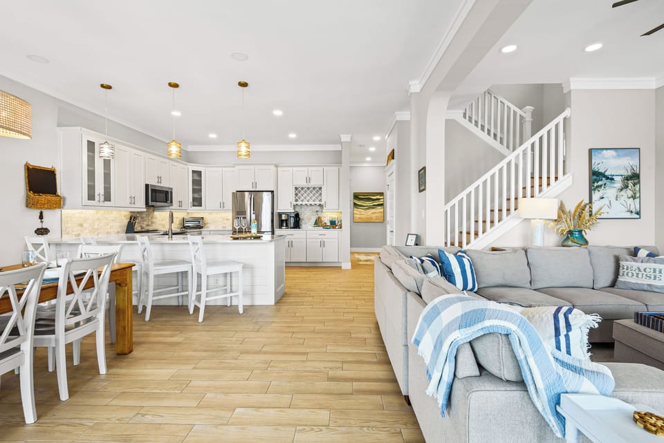 Main floor - spacious and open