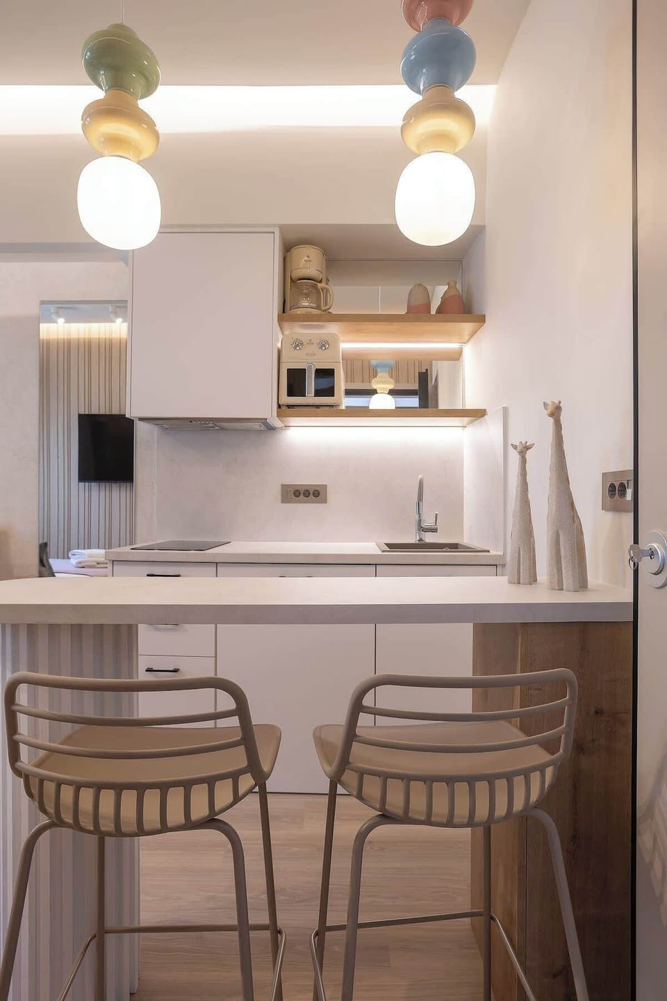Fully Equipped Modern Kitchen – Includes stovetop, fridge, and all essential appliances.