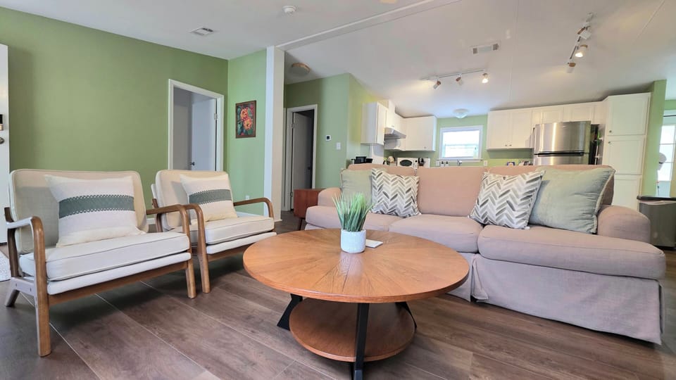 Open floor plan - Livingroom / Dining Room / Kitchen 