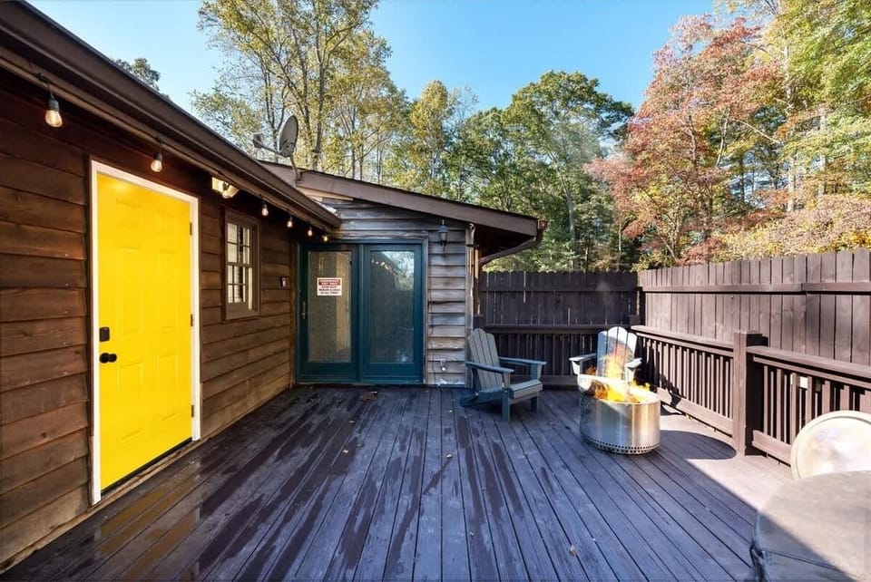 Yellow Door on the farm - private porch with fire pit and hot tub