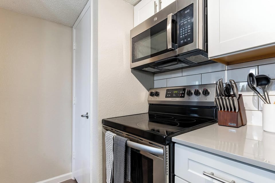 Apartment (1 Bedroom) | Private kitchen | Fridge, microwave, oven, stovetop