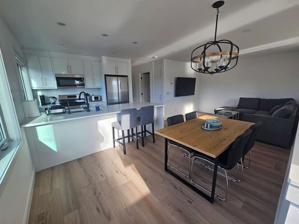 🍽️ Open-concept dining area with seating for 6—perfect for family meals or dinner parties.