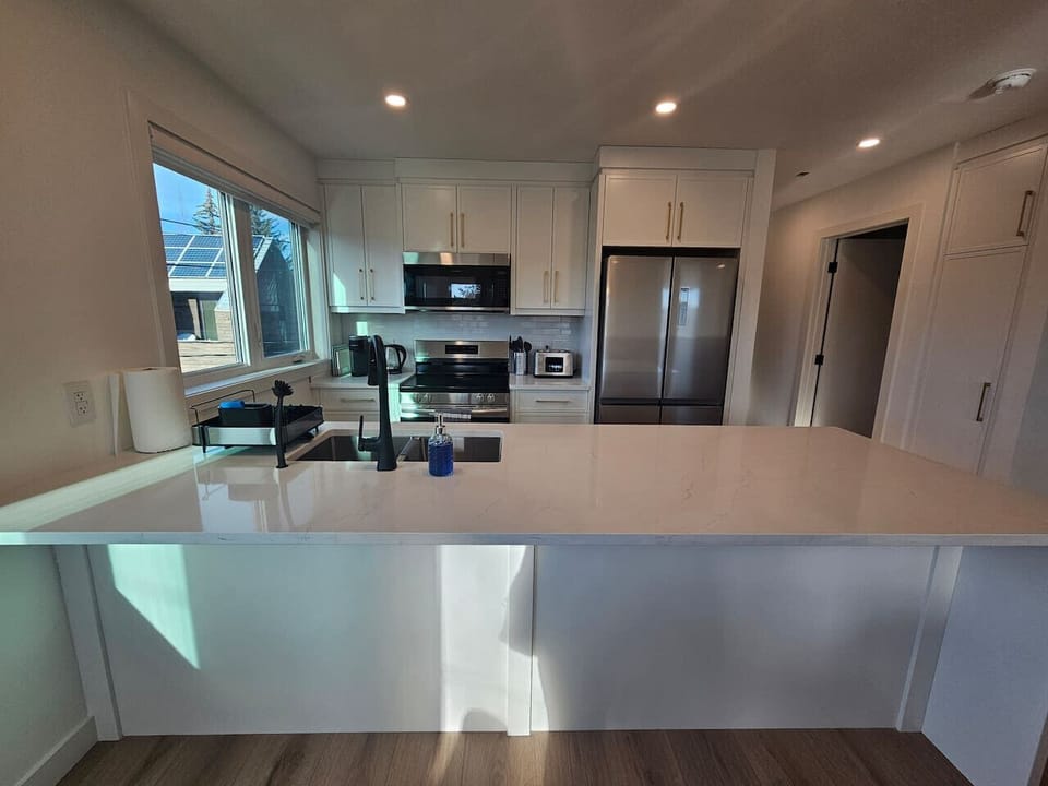 Countertops: ✨ Stunning granite countertops offering massive prep space for the home chef.