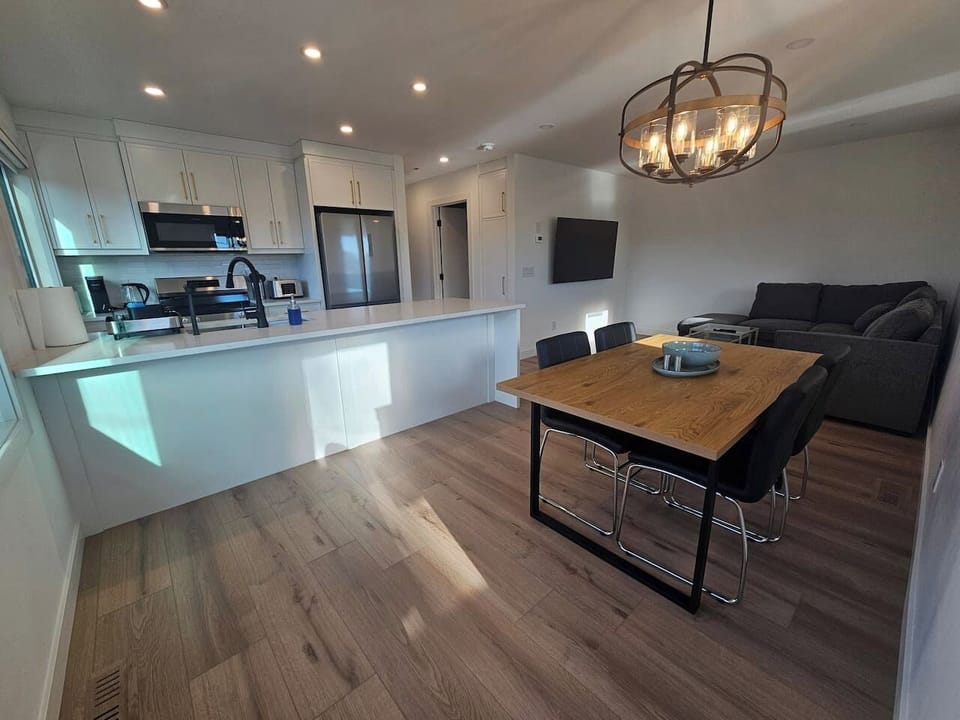 🏙️ Expansive open-concept `Great Room` connecting kitchen, dining, and living areas.