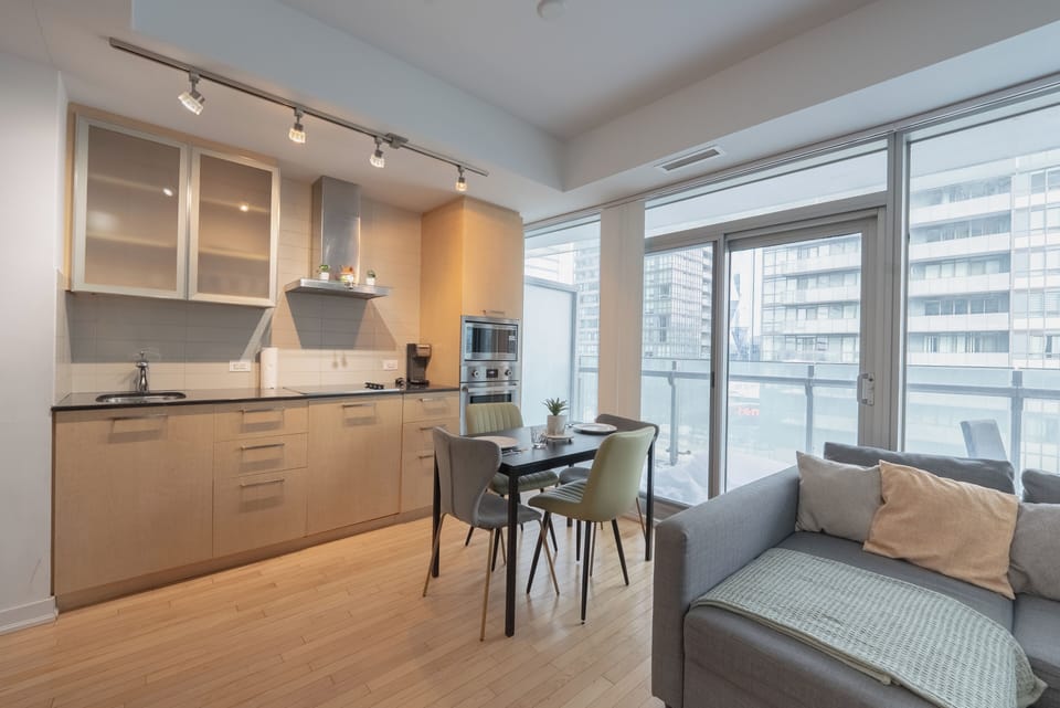 Deluxe Double Room, Balcony, City View | In-room dining