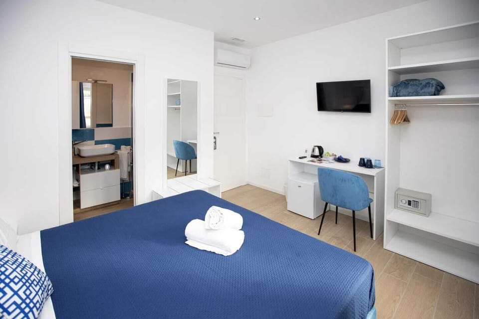 Standard Double Room | In-room safe, desk, laptop workspace, blackout drapes