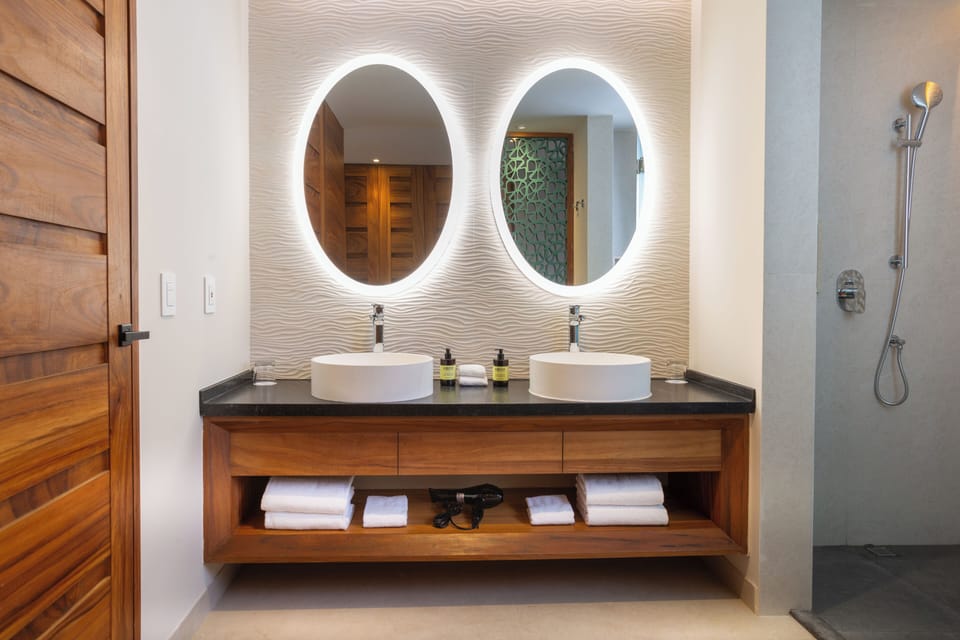 Platinum King Junior Suite Ocean Front - 2 Kids/Teens Stay Free | Bathroom | Hair dryer, towels, soap, shampoo