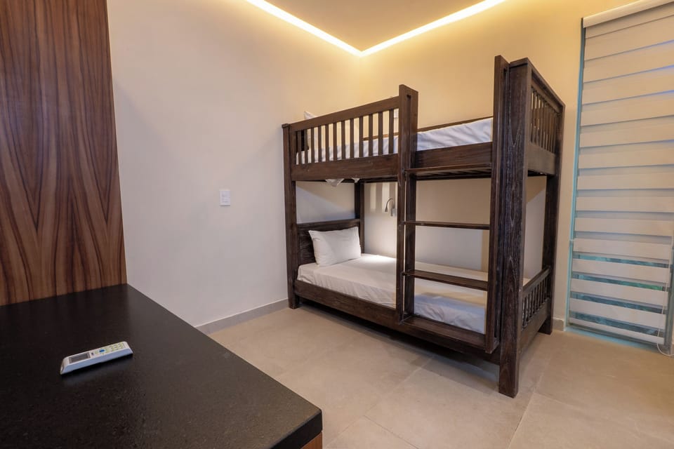 Minibar, in-room safe, WiFi (free), bed sheets