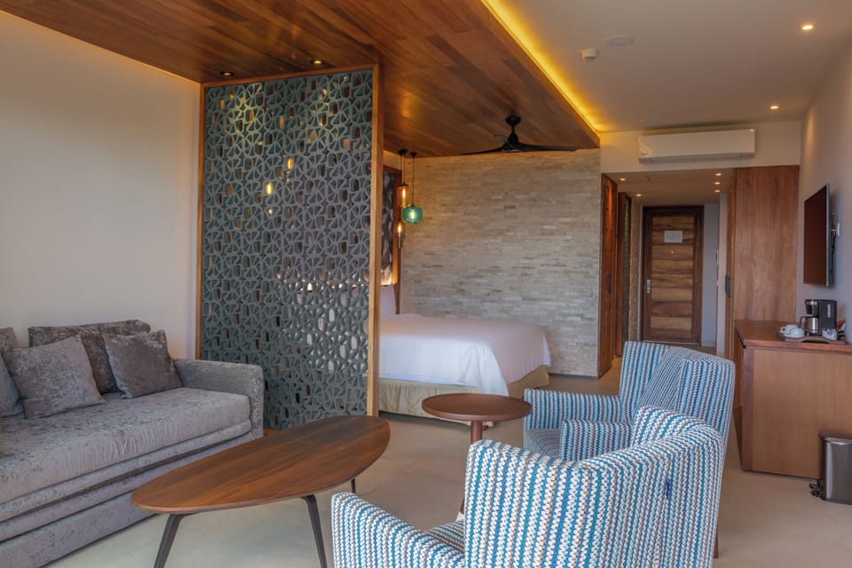 Platinum King Junior Suite - 2 Kids/Teens Stay Free | Minibar, in-room safe, WiFi (free), bed sheets