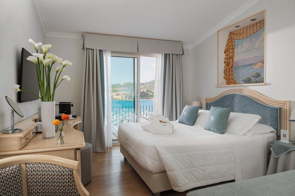 Deluxe Double Room, Balcony, Sea View | Minibar, in-room safe, desk, laptop workspace