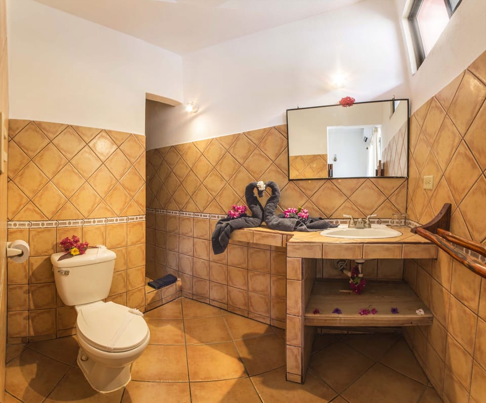 Room, City View (#9) | Bathroom | Shower, rainfall showerhead, free toiletries, hair dryer