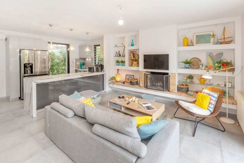 Family Apartment, Garden View | Living area | 43-inch Smart TV with digital channels, books