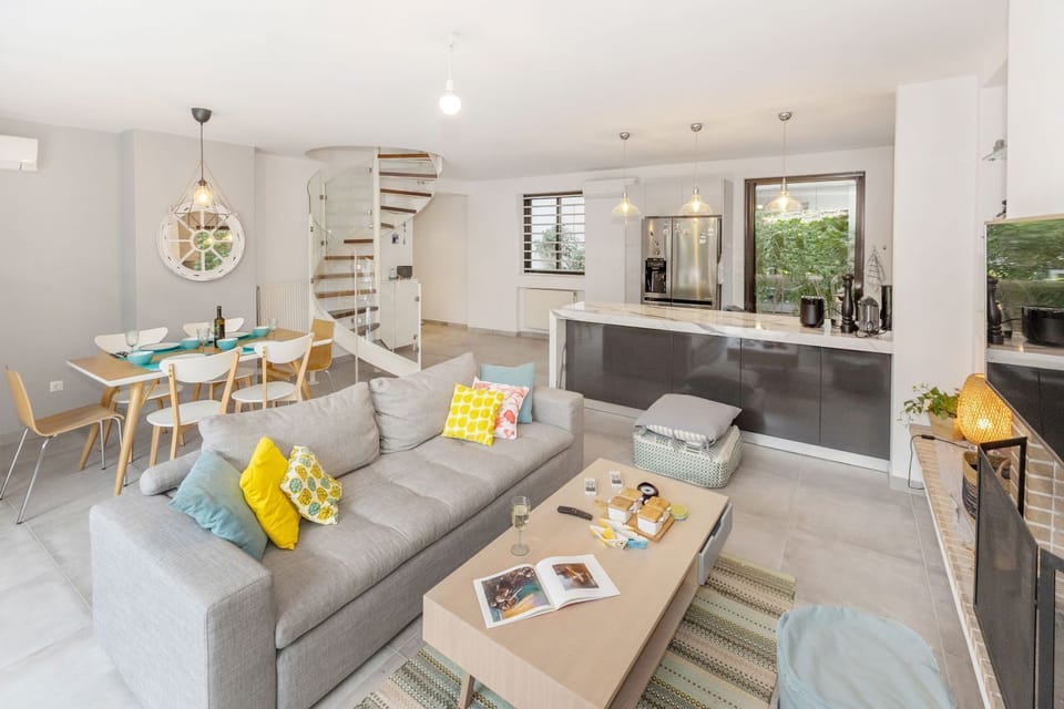 Family Apartment, Garden View | Living area | 43-inch Smart TV with digital channels, books