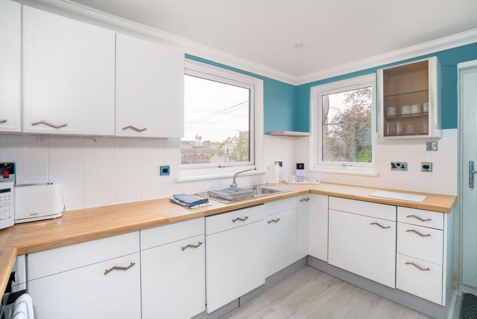 Fridge, stovetop, electric kettle, toaster