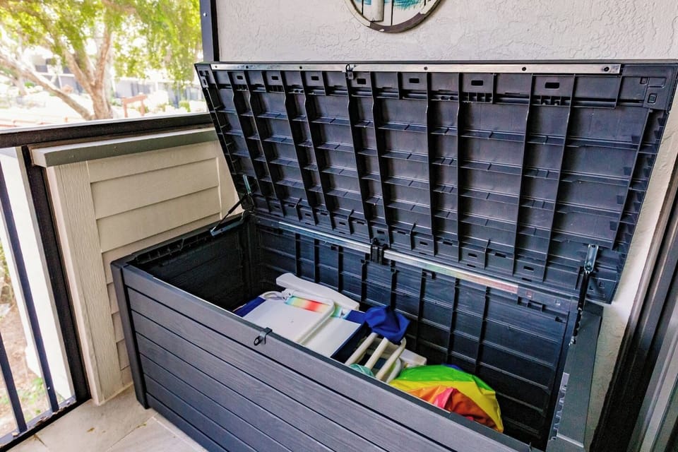 You will find all the beach gear in the storage container on the Lanai.