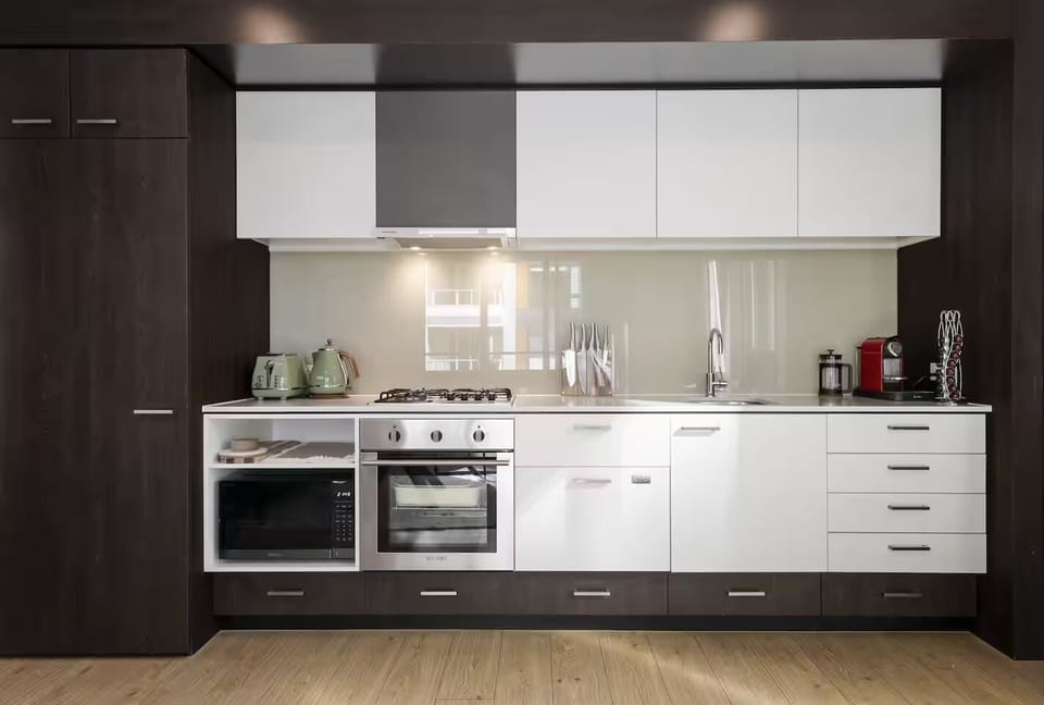 Fully equipped kitchen with oven and more space