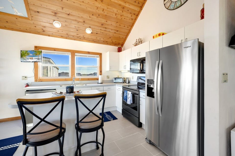 Fully equipped kitchen with everything you need for easy vacation meals, from quick breakfasts to family dinners.