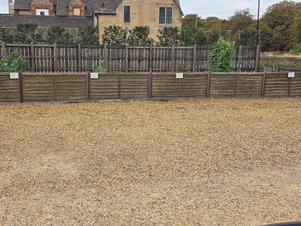 Large parking area, suitable for 
