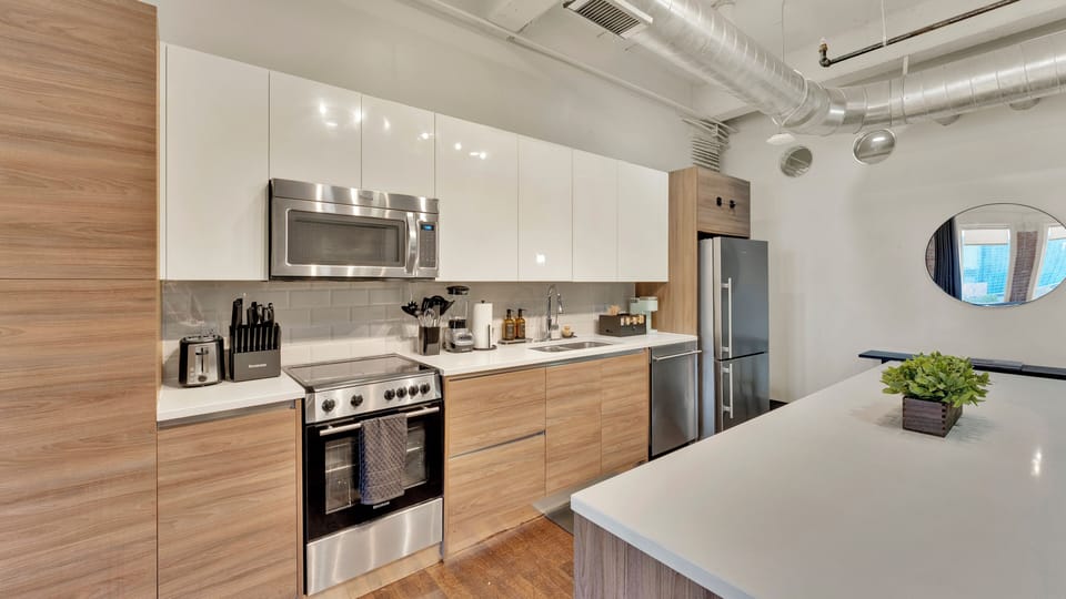 Fully-stocked chef’s kitchen with everything you need for a home-cooked meal!