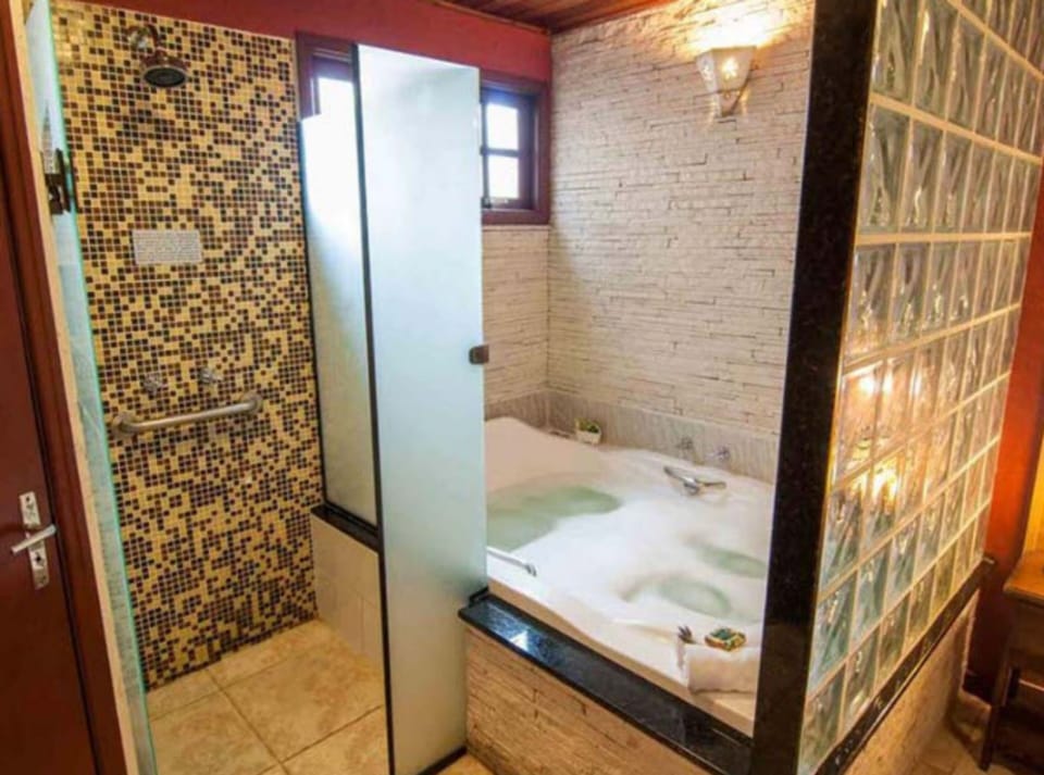 Apartamento Master | Bathroom | Free toiletries, hair dryer, towels