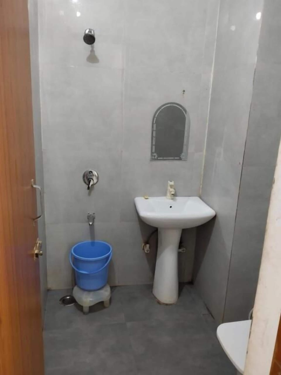 Shower, free toiletries, towels, soap